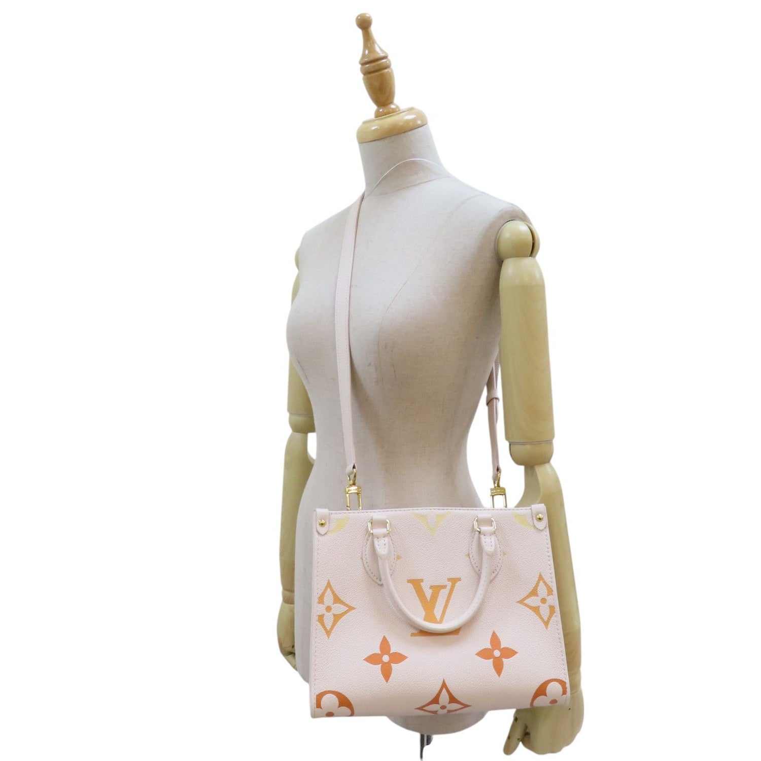 Louis Vuitton On The Go Pm Shoulder Handbag Calfskin Off White M 46513