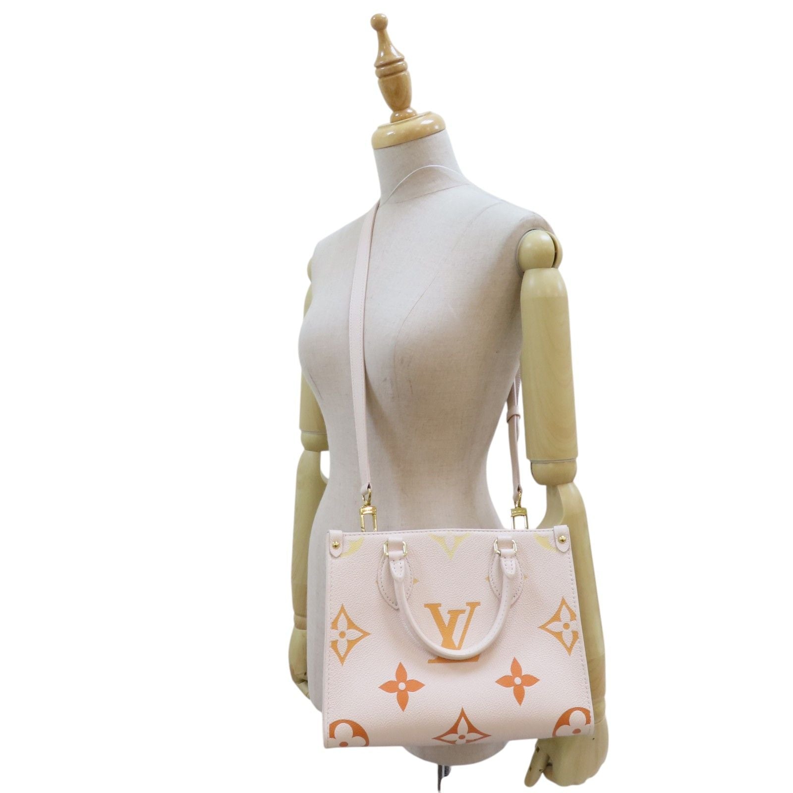 Louis Vuitton On The Go Pm Shoulder Handbag Calfskin Off White M 46513