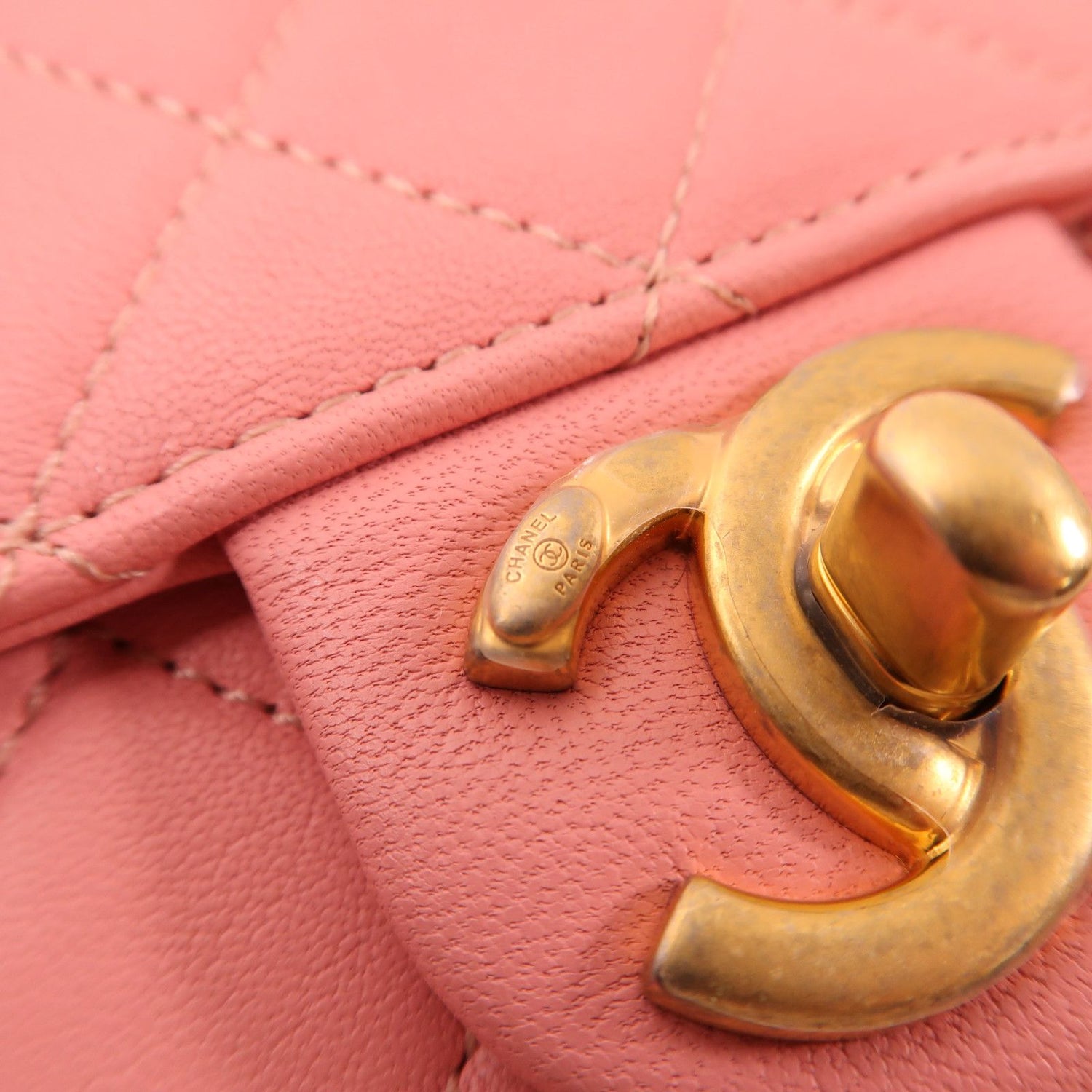 Chanel Pink Cowhide Leather Chain Shoulder Golden Shoulder Bag Powder Red Shoulder Bag Calfskin (cowhide)