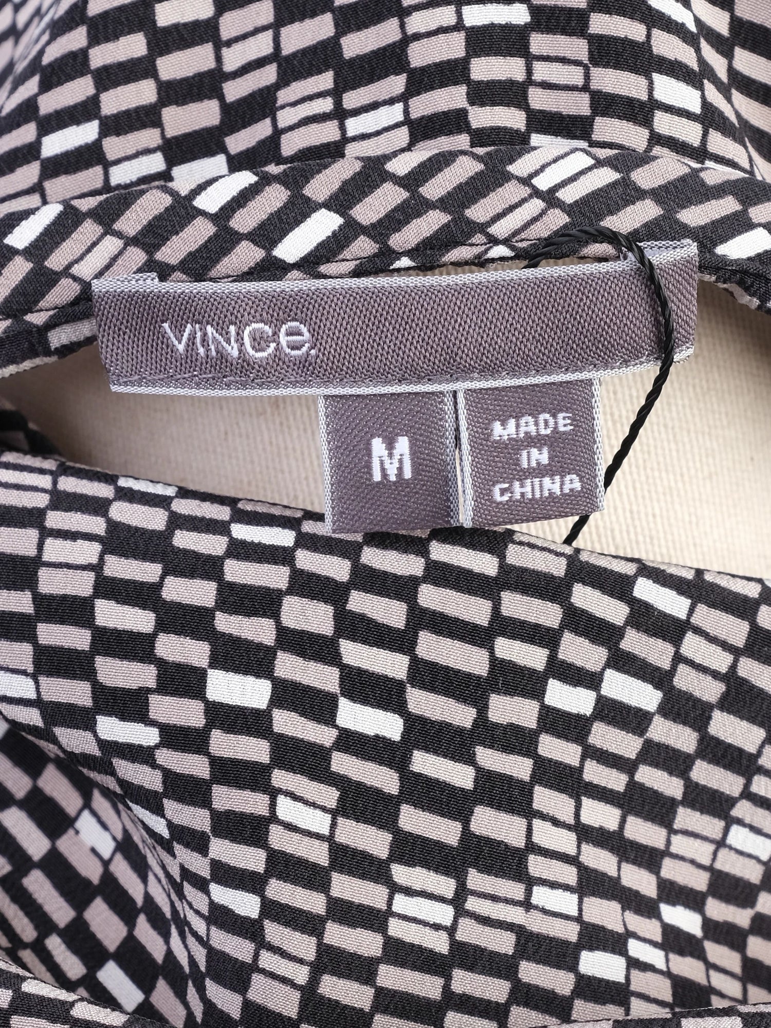 Excellent Vince Black &amp; White Silk Blouse Size M with Geometric Pattern