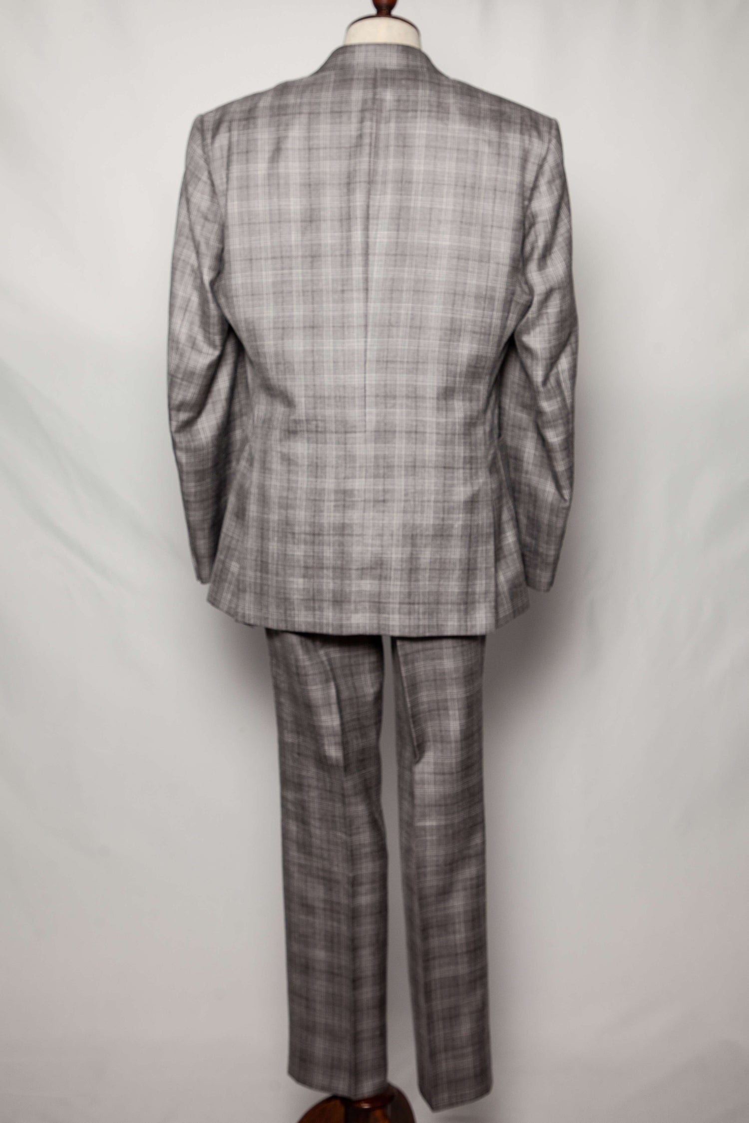 Good Gieves and Hawkes Gray Silk Plaid Suit Size S