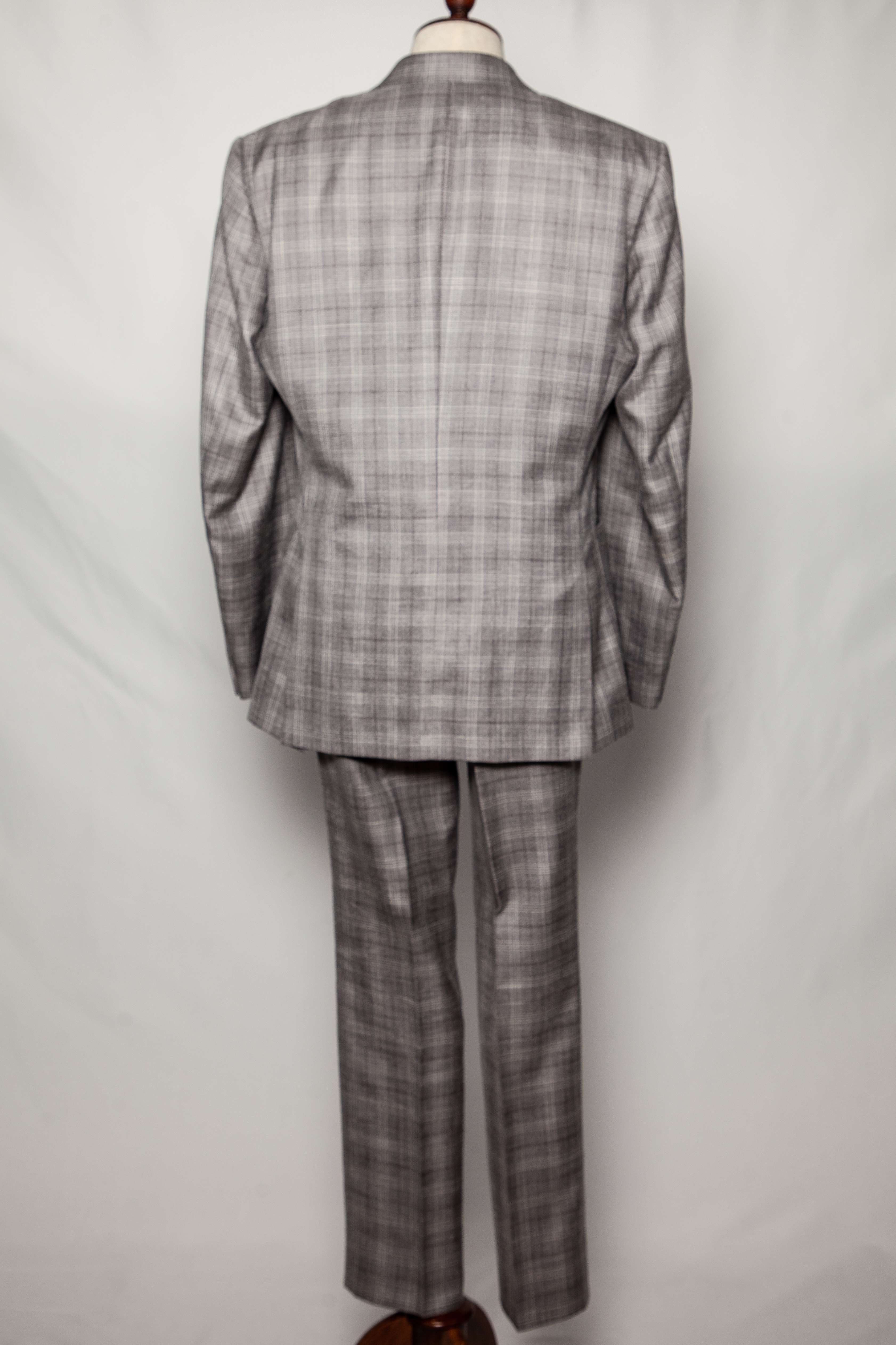 Good Gieves and Hawkes Gray Silk Plaid Suit Size S
