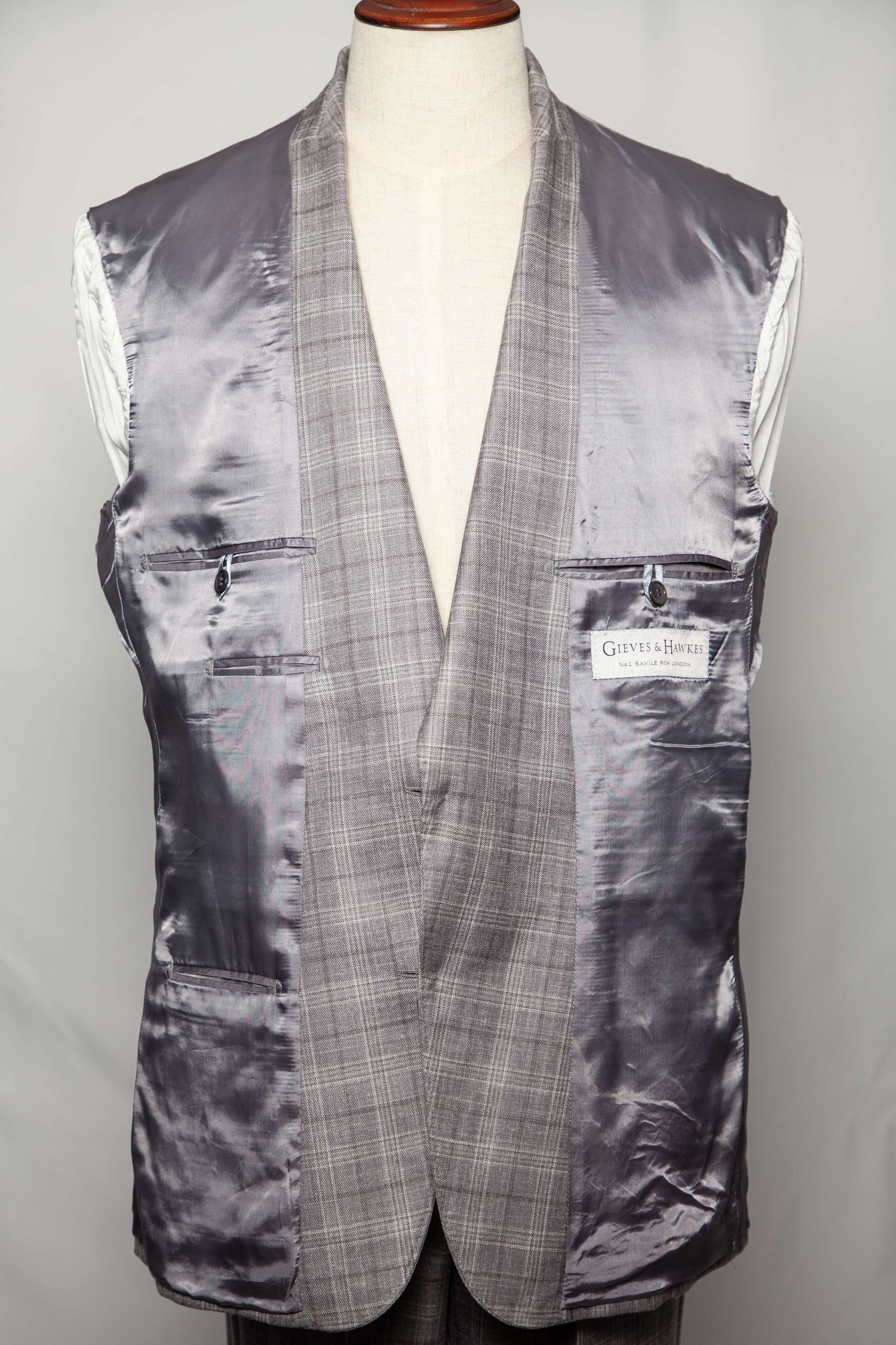 Good Gieves and Hawkes Gray Silk Plaid Suit Size S