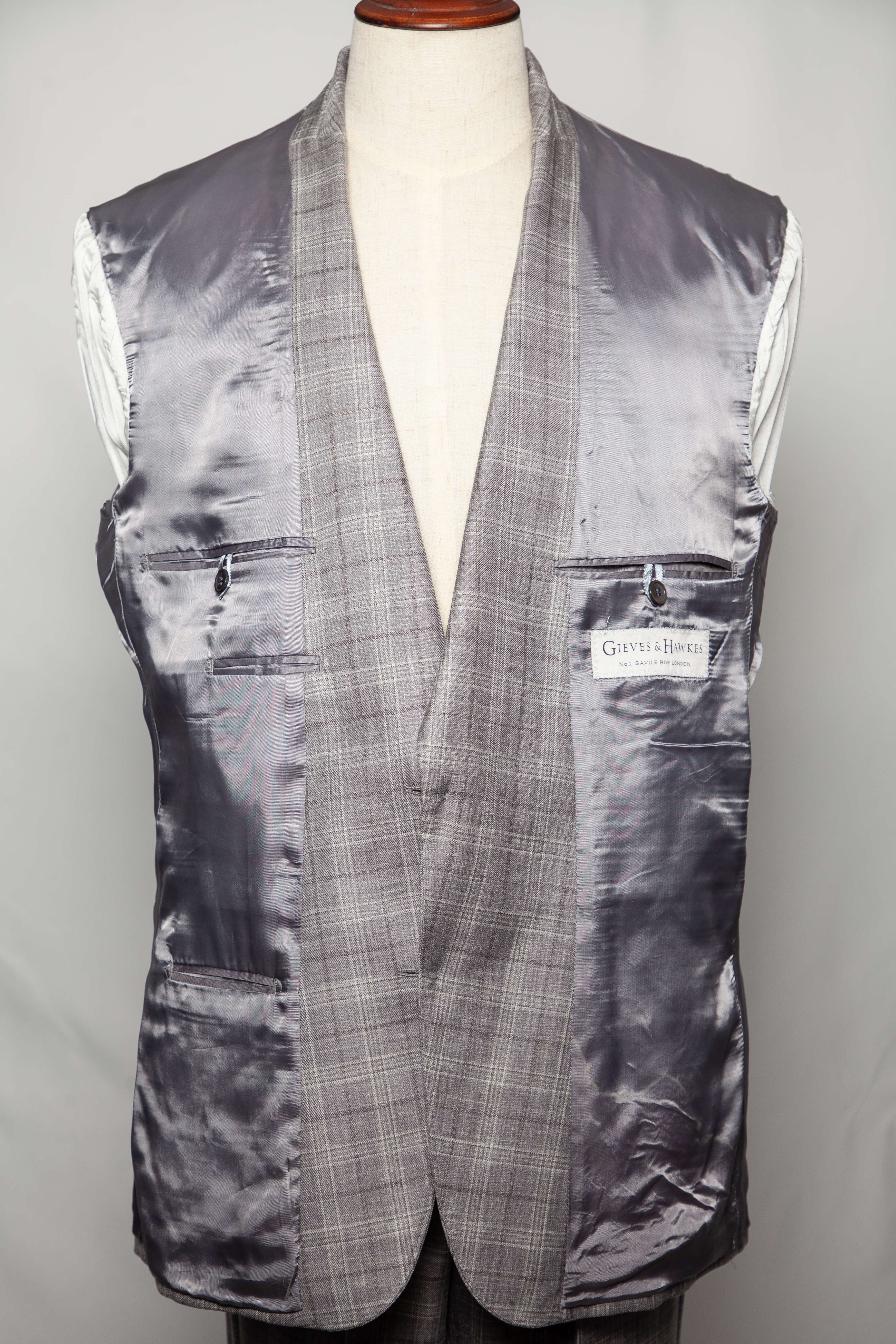 Good Gieves and Hawkes Gray Silk Plaid Suit Size S