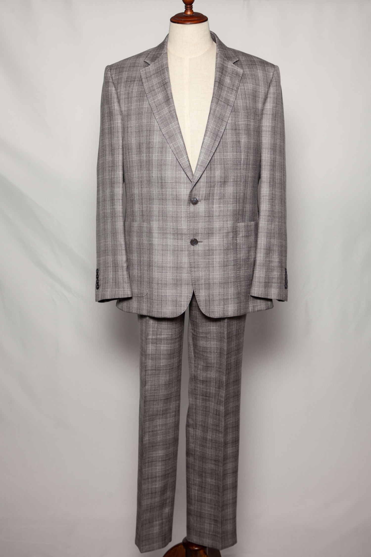 Good Gieves and Hawkes Gray Silk Plaid Suit Size S
