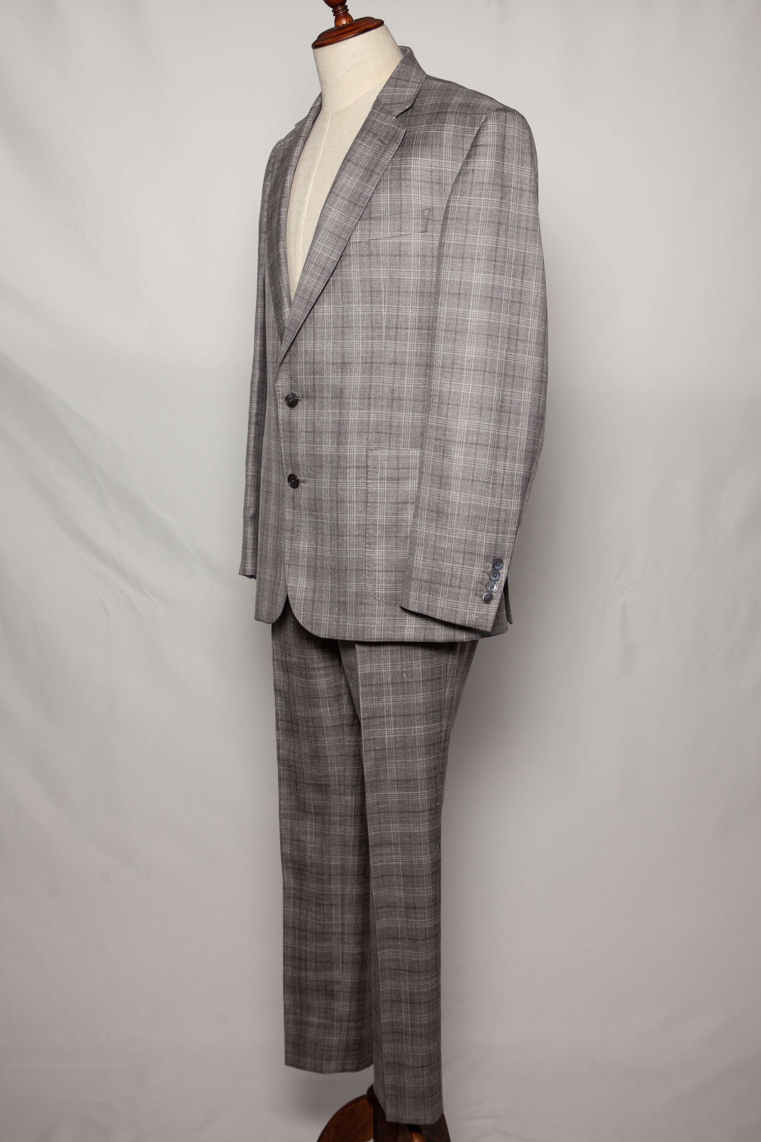 Good Gieves and Hawkes Gray Silk Plaid Suit Size S