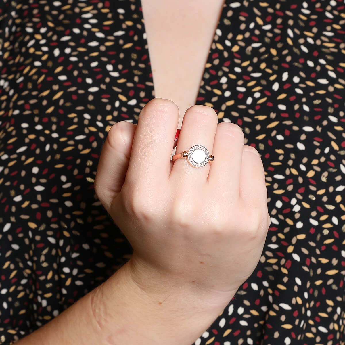Bulgari Bulgari Bulgari mother of pearl and cornaline gold ring