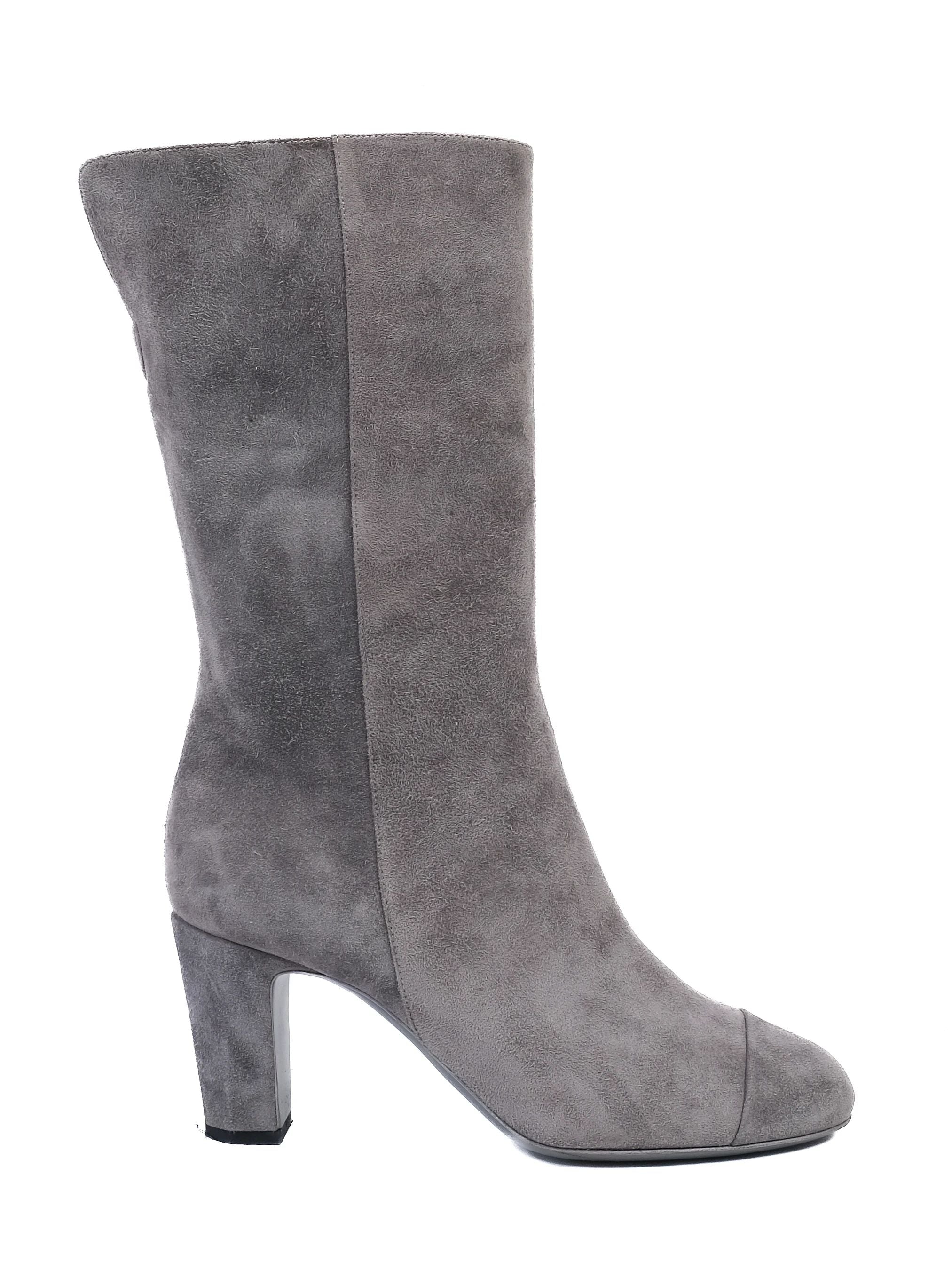 Excellent Chanel Gray Leather Boots Size 38 with Stylish Mid-Heel