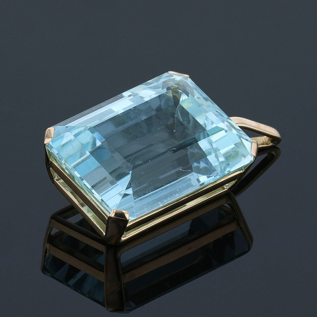 Gold and aquamarine pendant