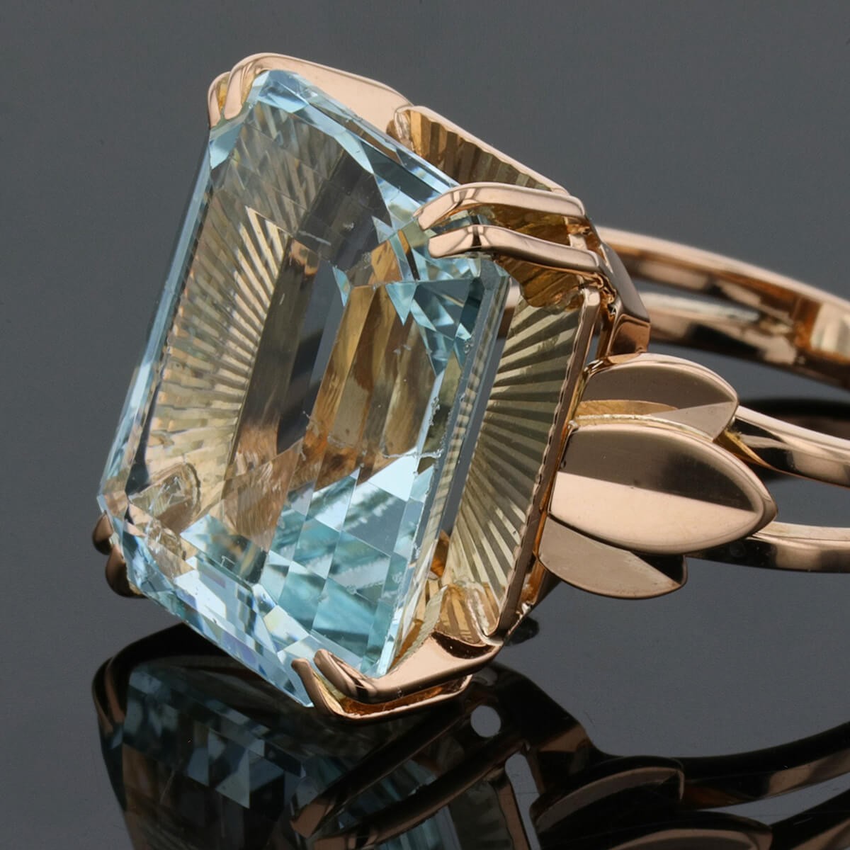 Gold and aquamarine ring