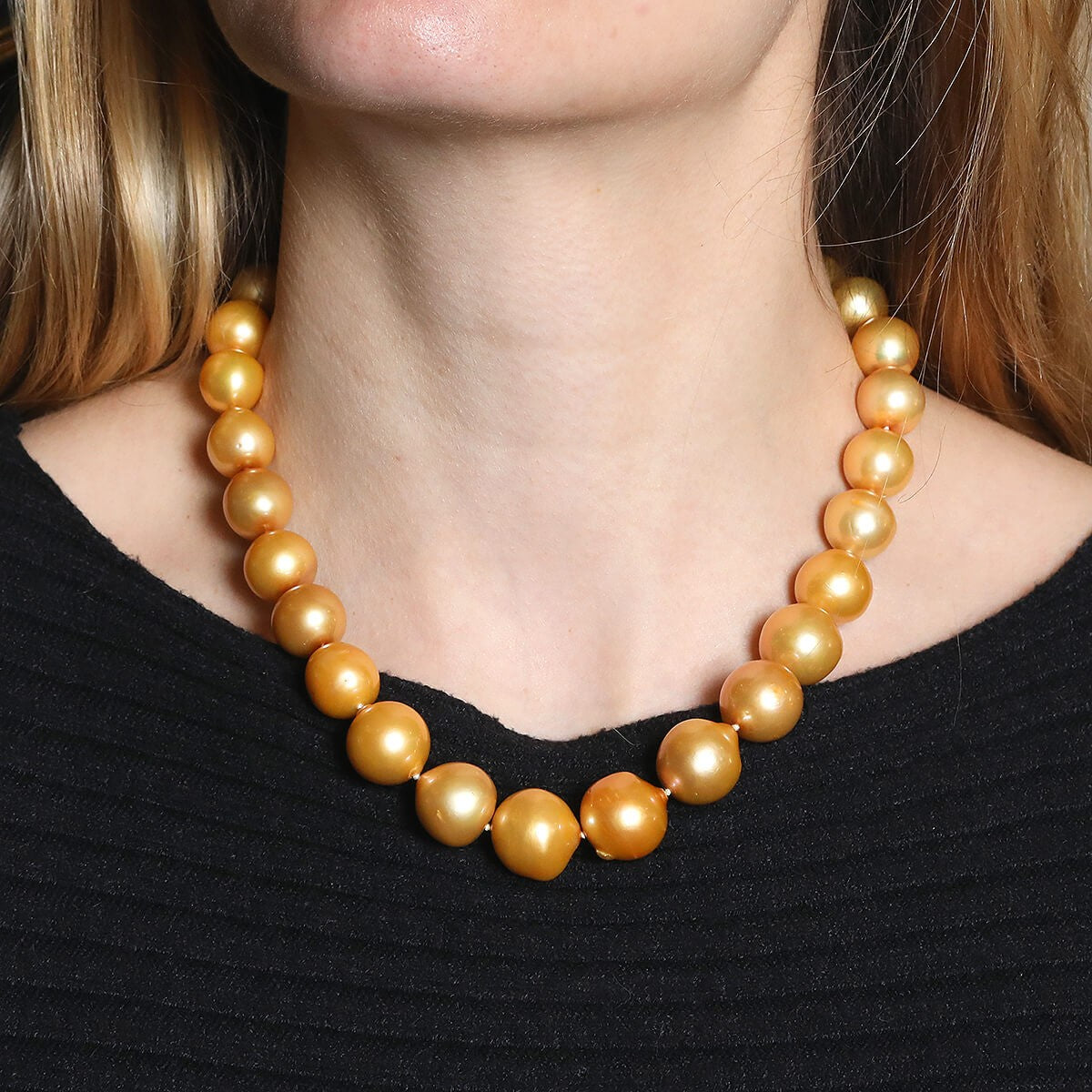 Gold pearls, diamonds, garnet and gold necklace