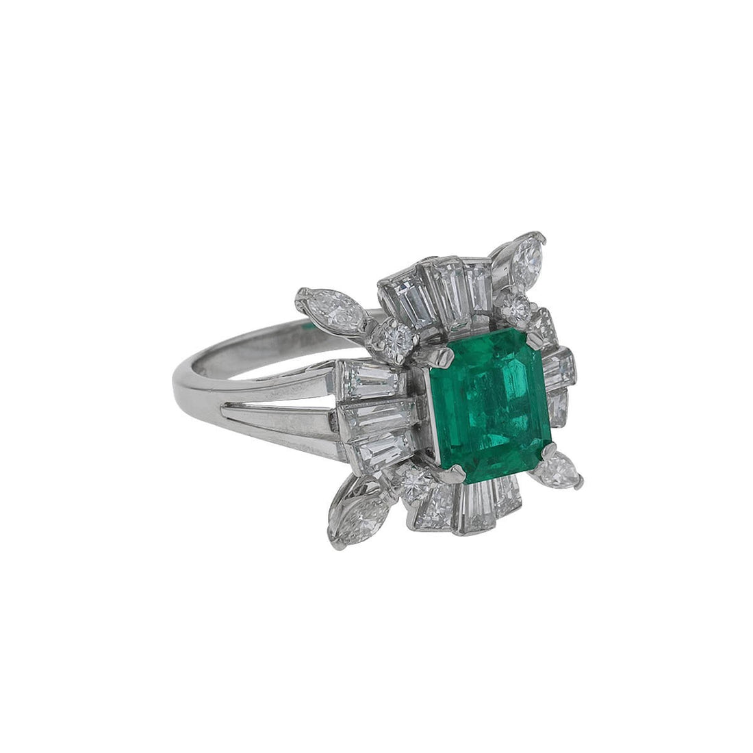 Platinum, emerald and diamonds ring