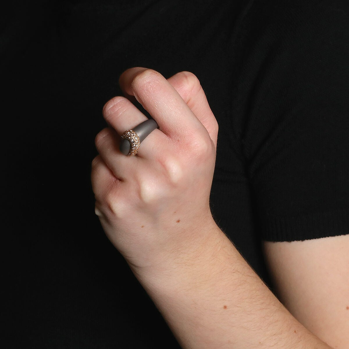 Pomellato diamonds and titanium ring