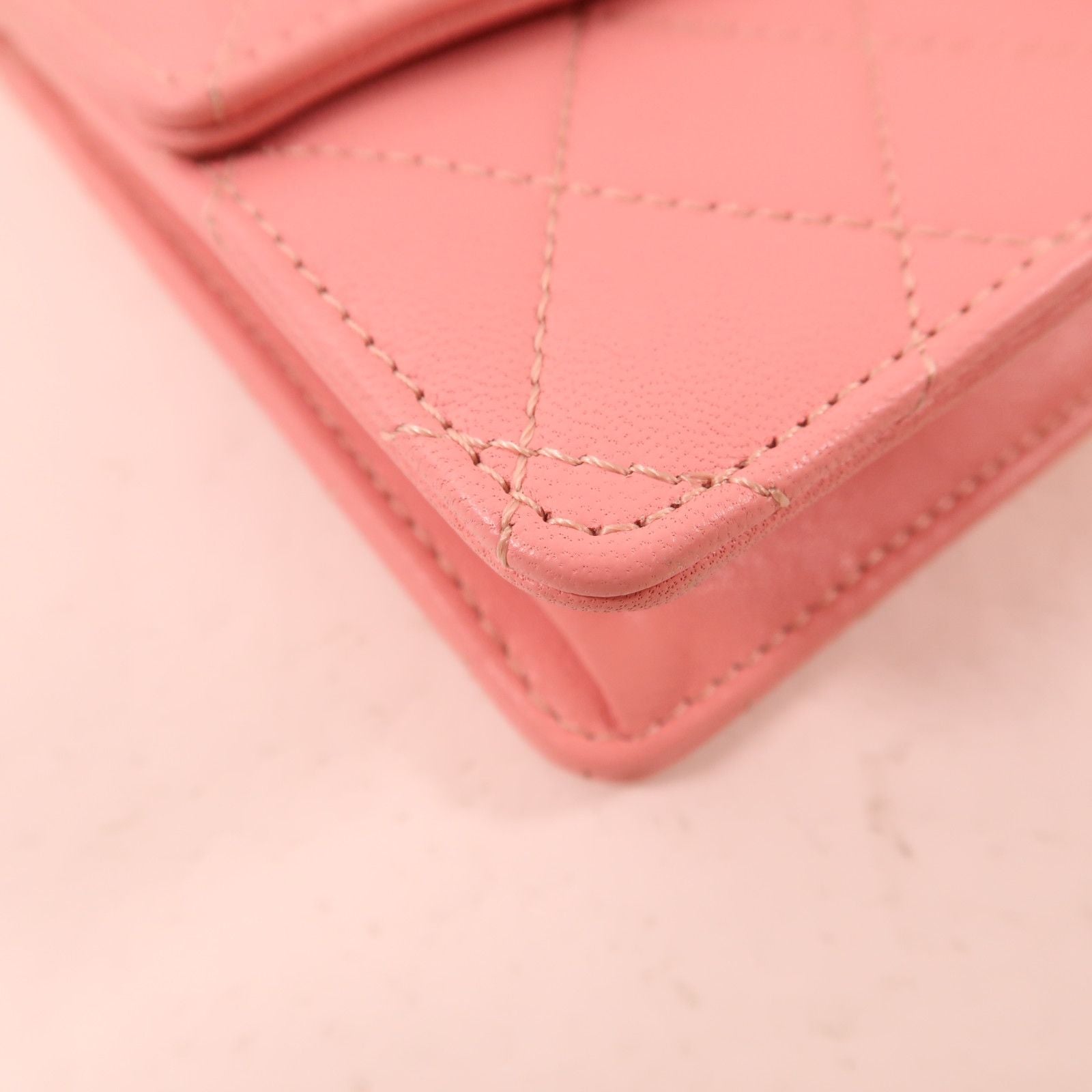 Chanel Pink Cowhide Leather Chain Shoulder Golden Shoulder Bag Powder Red Shoulder Bag Calfskin (cowhide)