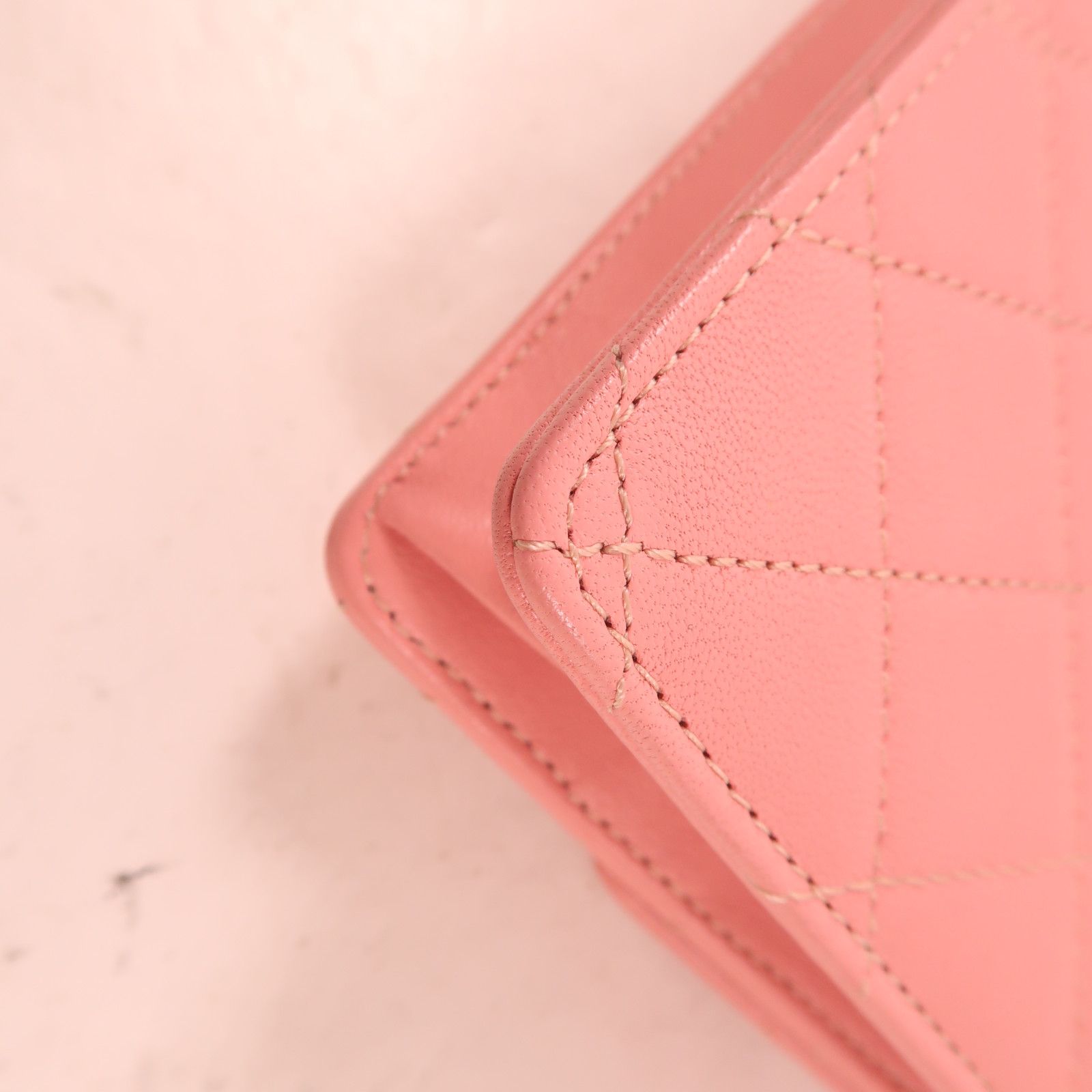 Chanel Pink Cowhide Leather Chain Shoulder Golden Shoulder Bag Powder Red Shoulder Bag Calfskin (cowhide)