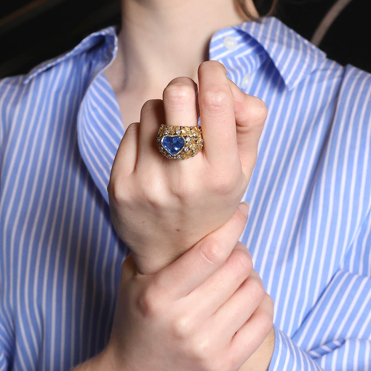 Sapphire, diamonds and gold ring